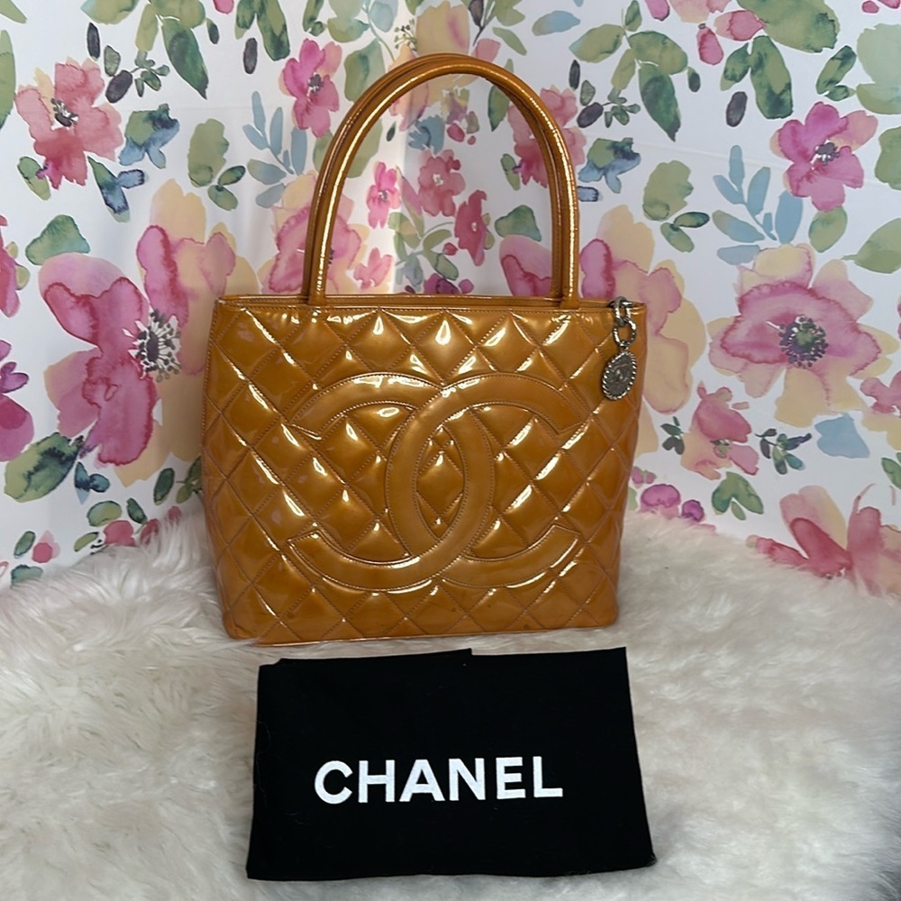 💯Authentic Chanel Medallion PM Size🍀